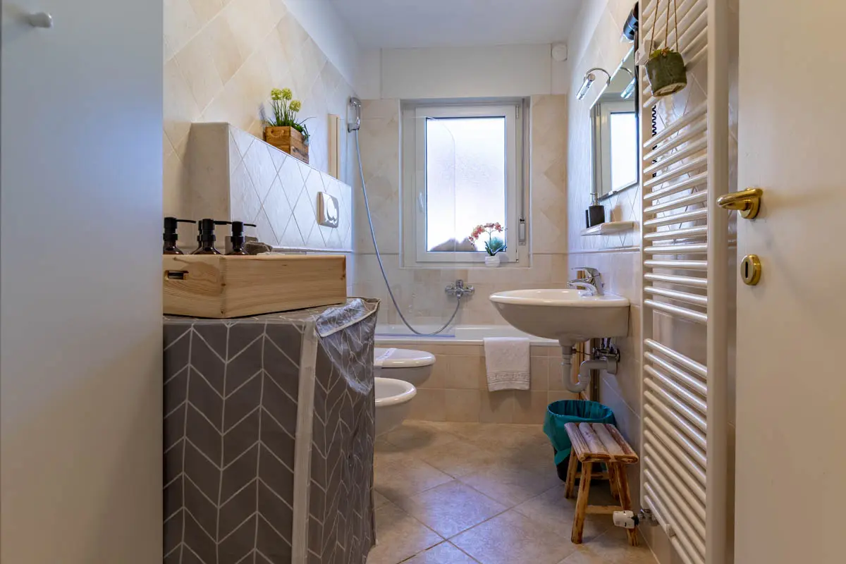 Bagno moderno con finiture in legno