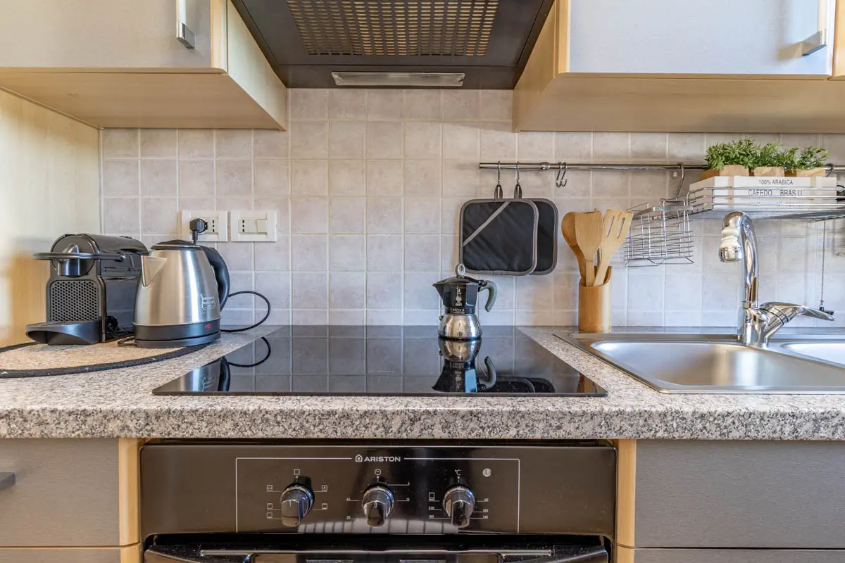 Cucina attrezzata con elettrodomestici moderni