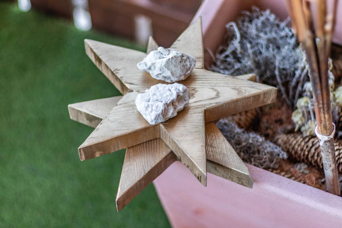 Dettaglio legno di cirmolo nell'appartamento CostaLungaHouse