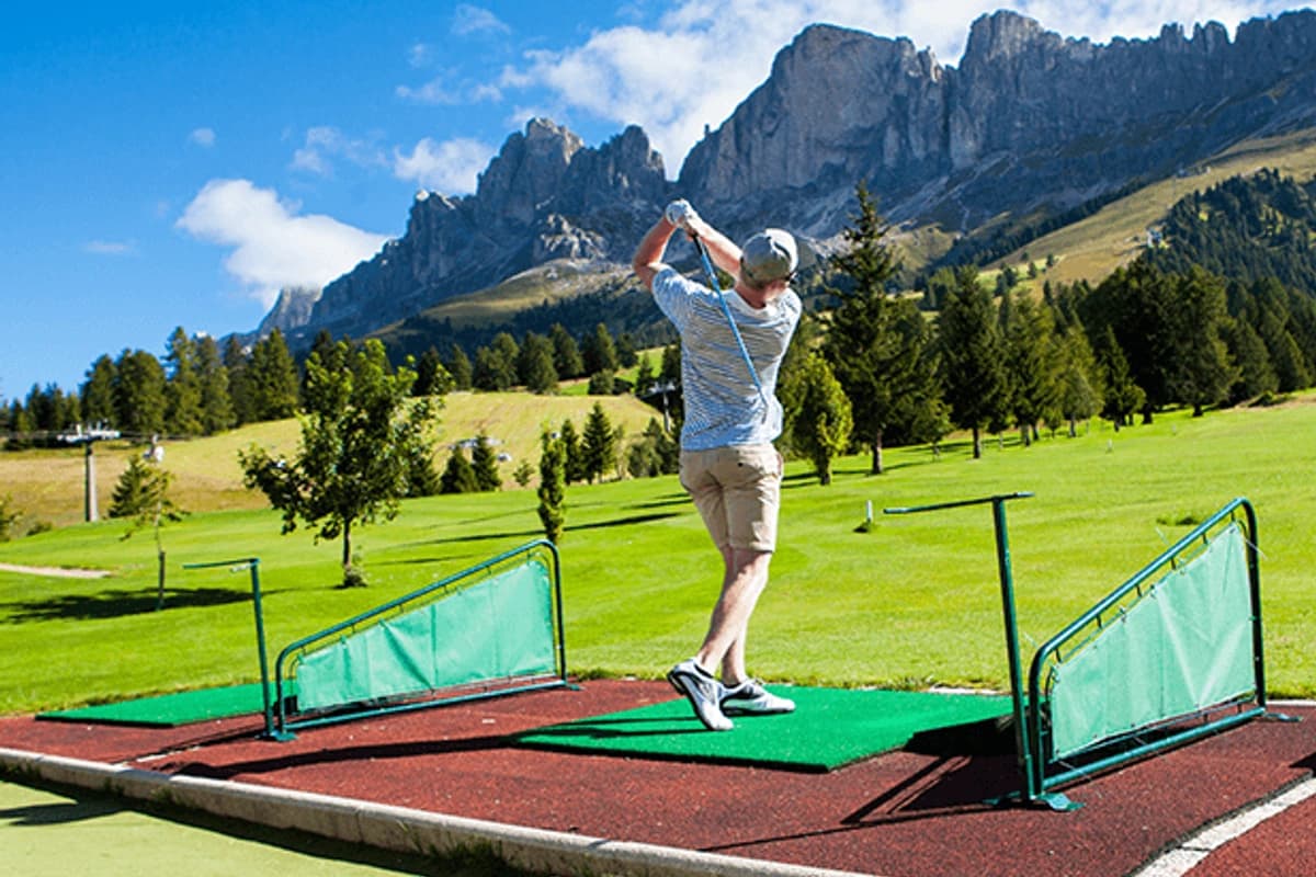 Campo da golf Carezza con vista sul Catinaccio al tramonto