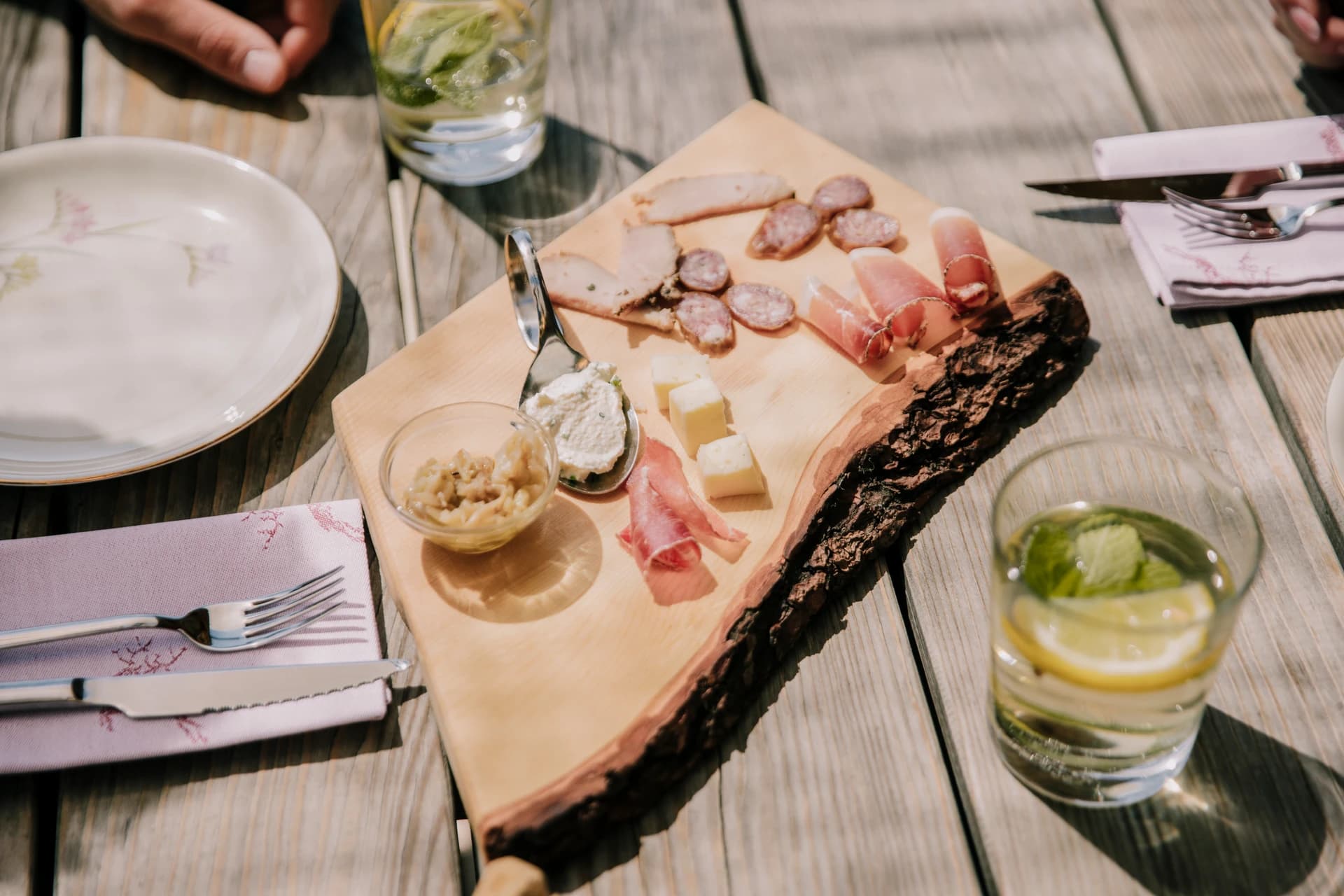 Malga tipica delle Dolomiti con tavoli all'aperto e vista montagne