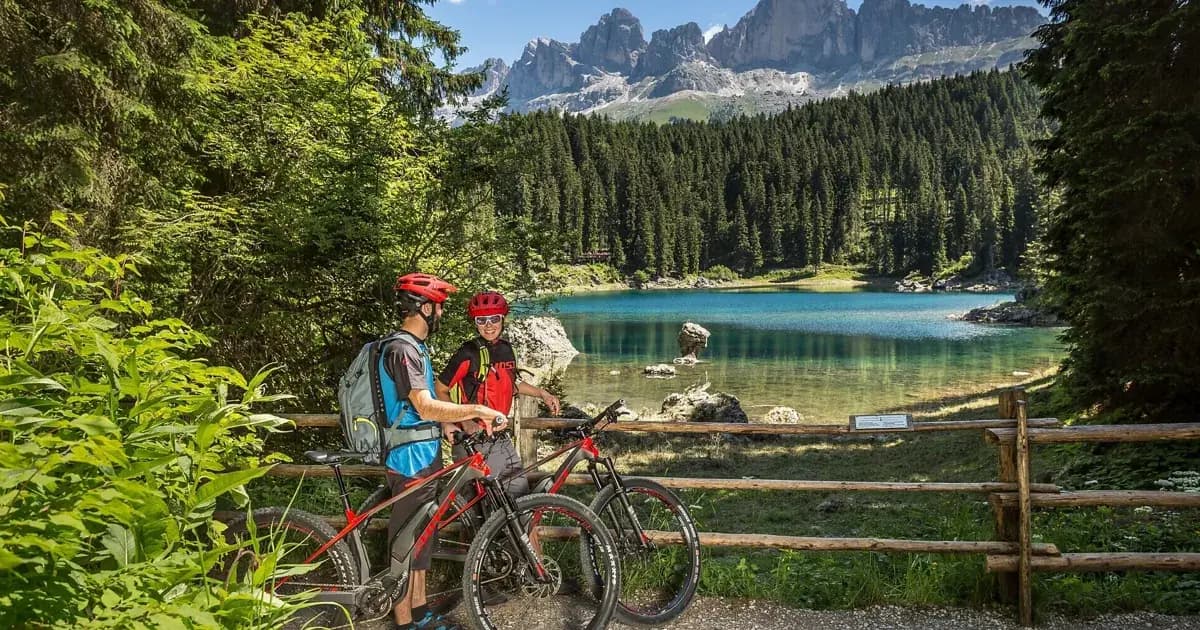 Estate nelle Dolomiti, trekking e mountain bike a Passo Costalunga