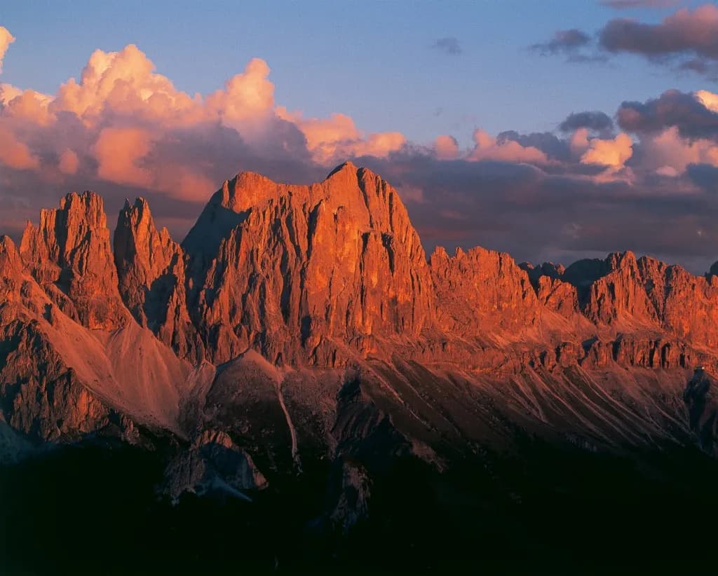 King Laurin Night Show con luci proiettate sul Catinaccio