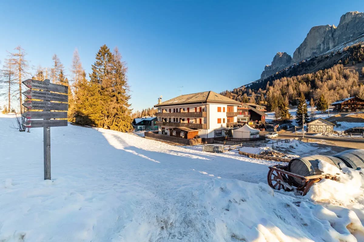 Sentiero dal Passo Costalunga al Lago di Carezza tra i boschi
