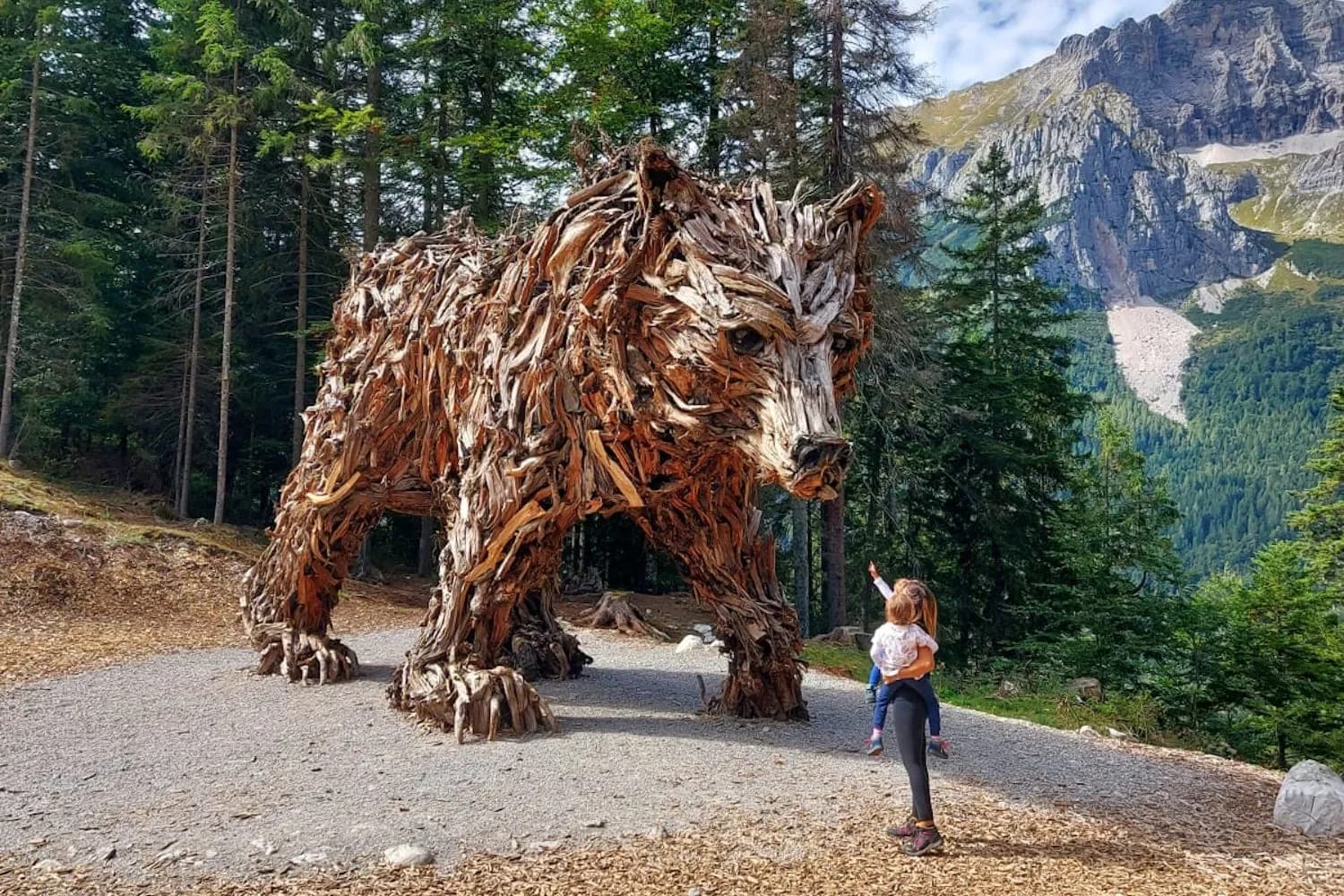 Lago di Carezza in inverno, ghiaccio e boschi dopo la Tempesta Vaia