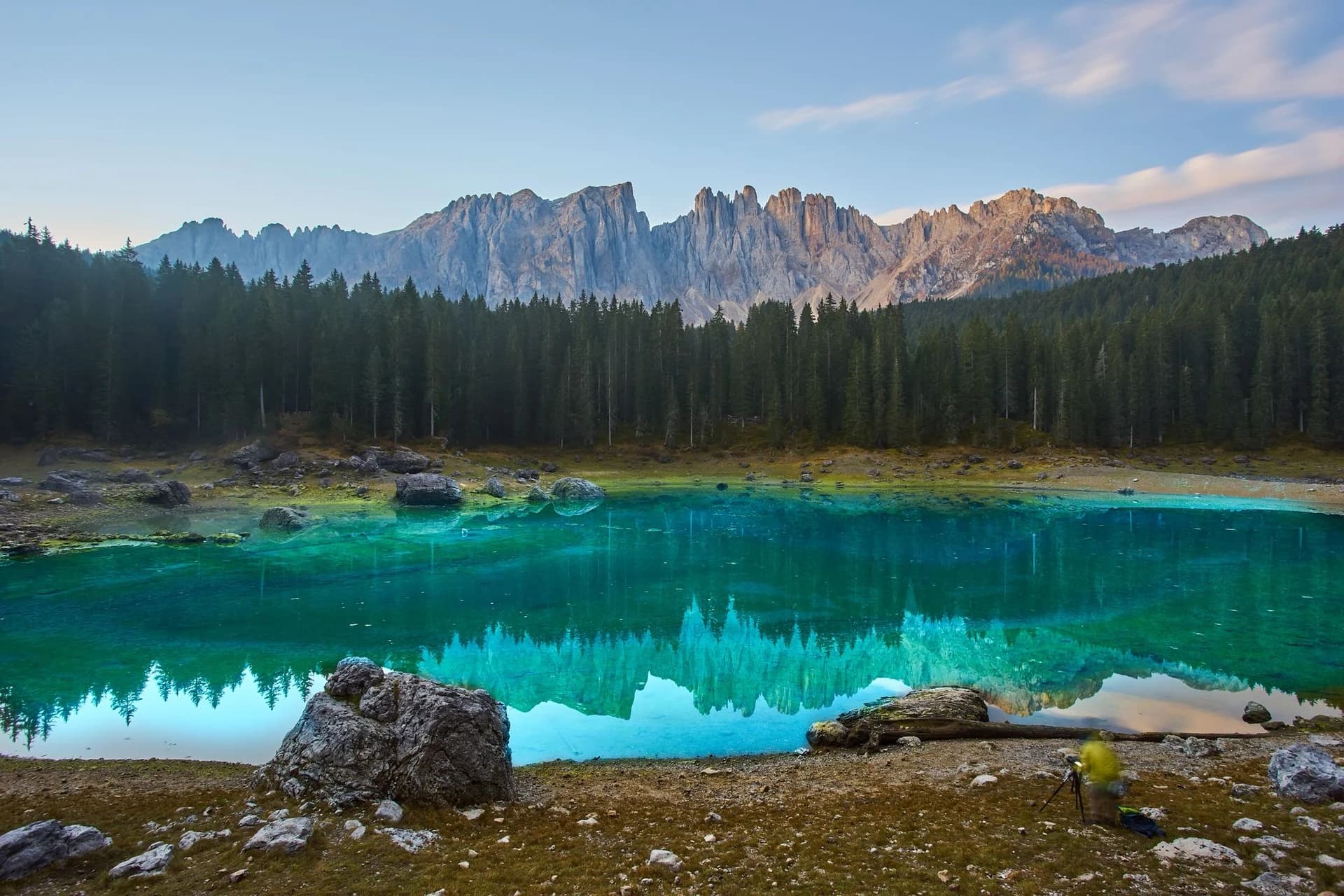 Karersee mit Latemar-Spiegelung bei Sonnenaufgang