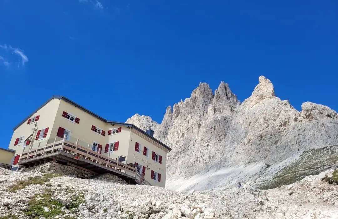 Weg zur Fronza alle Coronelle-Hütte mit dem Rosengarten im Hintergrund